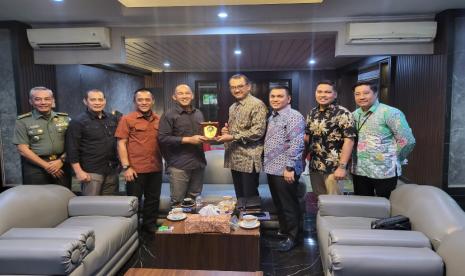 Direktur Hubungan Kelembagaan Holding Perkebunan Nusantara PTPN III (Persero) M Arifin Firdaus, menggelar pertemuan dengan Komandan Pusat Intelijen TNI Angkatan Darat (Danpusintelad), Brigjend Yudha Medy, di kantor Pusat Intelijen TNI Angkatan Darat (Pusintelad), Jakarta, pada Rabu (24/5/2023).