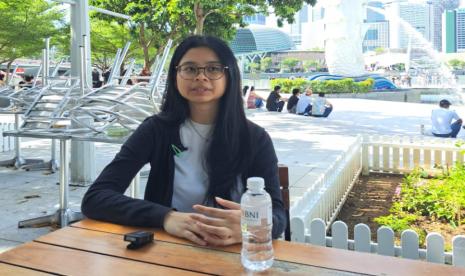 Amanda, Mahasiswa Jurusan Komunikasi Universitas Indonesia yang baru saja menyelesaikan program double degree di Curtin University Singapore terbantu dengan kehadiran BNI.