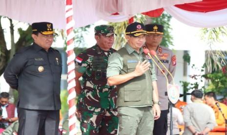  Kepala Badan Nasional Penanggulangan Bencana (BNPB) Republik Indonesia (RI)  Mayjen TNI Suharyanto ketika menghadiri Apel Gelar Pasukan dan Sarana Prasarana Kebakaran Hutan dan Lahan (Karhutla) di Wilayah Provinsi Kalteng tahun 2023 bertempat di Halaman Kantor Gubernur Kalteng, Jumat (16/6/2023). 