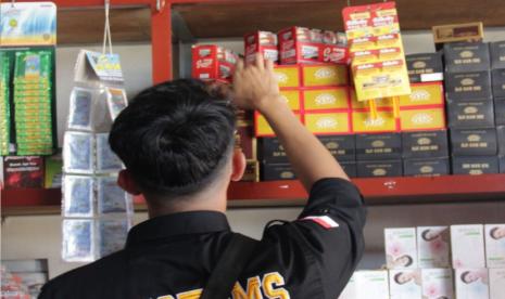 Petugas gabungan Satpol PP Kota Bogor dan Bea Cukai melakukan penertiban rokok ilegal di wilayah Kota Bogor. Dalam penertiban tersebut, sebanyak 3.880 batang rokok tanpa cukai disita petugas gabungan 