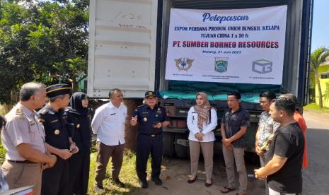 Kepala Kantor Pengawasan dan Pelayanan Bea dan Cukai Tipe Madya Cukai Malang, Gunawan Tri Wibowo melepas keberangkatan ekspor perdana produk bungkil kopra PT Sumber Borneo Resources dari Kabupaten Malang ke Cina sebanyak 1 kontainer FCL.