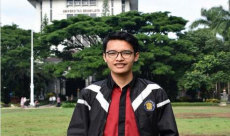 Rizhaf Setyo Hartono berpose di depan kampus Universitas Brawijaya, Malang, Jawa Timur