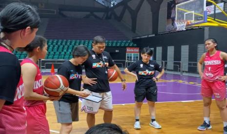 Marlina Herawan (ketiga kiri), pelatih baru timnas basket putri Indonesia.