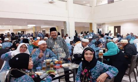 Kedatangan jamaah Haji Provinsi Kalimantan Tengah (Kalteng) Kloter BDJ-07 Tahun 1445 Hijriah/ 2023 Masehi disambut Sekretaris Daerah Provinsi Kalimantan Tengah (Prov Kalteng) Nuryakin.