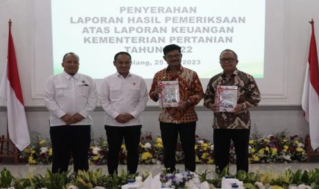 Badan Pemeriksa Keuangan (BPK) menyerahkan laporan hasil pemeriksaan keuangan Kementerian Pertanian (Kementan) tahun 2022. 