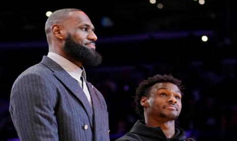 Pebasket NBA LeBron James (kiri) akan menjadi pembawa bendera Amerika Serikat pada upacara pembukaan Olimpiade Paris 2024.