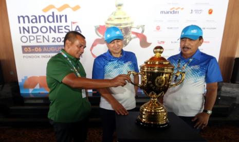   Ketua Bidang Kejuaraan dan Prestasi Pengurus Besar (PB) Persatuan Golf Indonesia (PGI) Adi Saksono (kiri) bersama Direktur Hubungan Kelembagaan Bank Mandiri Rohan Hafas (tengah), dan Presiden Komisaris Pondok Indah Golf Course Agus Suhartono (kanan) mengamati trofi usai Konferensi Pers Mandiri Indonesia Open 2023 di Jakarta, Selasa (1/8/2023). 