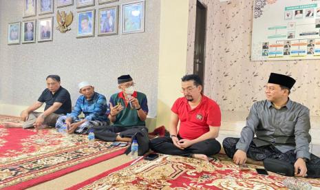  KH Salman Al-Farisi menyumbut rombongan Artha Graha Group dengan hangat, menyampaikan bahwa hubungan baik (jalinan silaturahmi) antara Pondok Buntet dan Artha Graha sudah terbangun sejak lama.