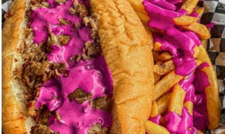 Menu Malibu Barbie Dream Drizzle, yakni steak dengan saus warna pink cerah, dari Ginos Cheese Steak and Onion, New York, AS, terinspirasi dari film Barbie.