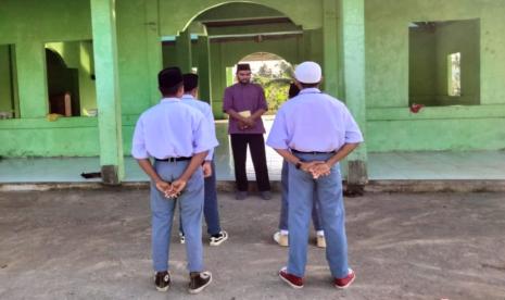 Salah satu dai tangguh Laznas BMH yang juga mendapatkan pelatihan dari YBM BRILiaN sukses mendirikan sekolah di Pulau terluar Indonesia yaitu Pulau Morotai. Ia adalah Ustaz Rikman Alwi, SH.