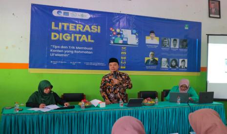 Wakil Ketua Lembaga Talif wan Nasyr (LTN) PBNU Rahmat Sahid  bicara di acara literasi digital bertema Tips dan Trik Membuat Konten yang Rahmatan Lilalamin, di SMK Maarif Bobotsari, Purbalingga, Kamis (10/8). 