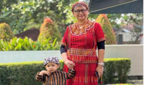 Menlu Retno Marsudi berpose bersama cucunya Bramastha Marsudi yang mengenakan pakaian adat Jawa. Retno memilih tampil dengan pakaian adat Toraja untuk hadir di Sidang Tahunan MPR 2023, Rabu (16/8/2023).