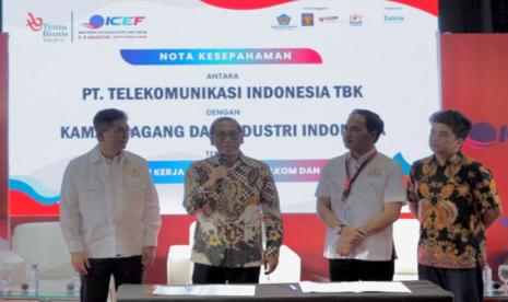  (Kiri ke kanan) Ketua Umum Kamar Dagang dan Industri (KADIN) Indonesia Arsjad Rasjid, EVP Digital Business & Technology Telkom Komang Budi Aryasa, Wakil Ketua Umum KADIN Wilayah Sulawesi Kukrit Suryo Wicaksono, dan CEO PaDi UMKM Jimmy Karisma Ramadhan pada acara penandatanganan Memorandum of Understanding (MoU) sinergi dalam upaya mendorong pertumbuhan ekonomi digital Indonesia antara KADIN & Telkom di sela perhelatan Indonesia Catalogue Expo and Forum (ICEF) 2023, di Jakarta beberapa waktu lalu.