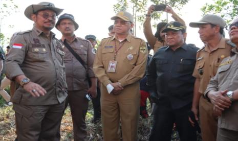 Menteri Pertanian (Mentan) Syahrul Yasin Limpo bersama Wakil Gubernur (Wagub) Kalteng Edy Pratowo meninjau calon lokasi Food Estate ubi kayu yang berada di Desa Dahian Tambuk Kecamatan Mihing Raya Kabupaten Gunung Mas, Kalteng, Selasa (22/8/2023).