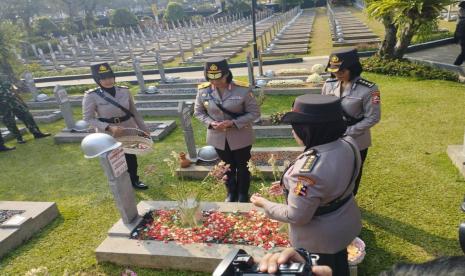 Polisi Wanita (Polwan) melakukan ziarah ke Taman Makan Pahlawan (TMP) Kalibata, Jakarta Selatan, Rabu (23/8/2023).