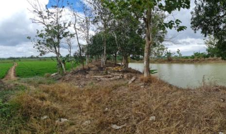 Bangunan air seperti embung akan bermanfaat meskipun debit air kecil, air masih bisa teralirkan ke sawah-sawah petani. 