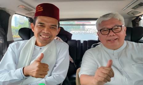 Aznur Syamsu (kanan) berpose dengan Ustadz Abdul Somad. Aznur Syamsu sahabat karib UAS sejak di Maroko 