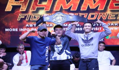 Promotor Hammer Fight Muh Ismail Said (tengah) memegang sabuk Champion Hammer Fight 2023 diantara atlit Tinju Profesional saat Konferensi Pers di Jakarta, Sabtu (2/9/2023). Hammer Fight Indonesia kembali menggelar pertandingan tinju untuk amatir di bawah pengawasan Persatuan Tinju Amatir Indonesia (Pertina) dan profesional di bawah pengawasan Dewan Tinju Indonesia (DTI). Pertandingan yang akan diselenggarakan pada 8 Oktober 2023 mendatang di Ashtana Kemang ini akan lebih meriah dibandingkan pertandingan serupa tahun lalu. Sampai saat ini, tercatat sudah ada ± 80 sasana se-Jabodetabek dengan 200 atlit amatir dan 12 atlit profesional yang tercatat sebagai peserta.