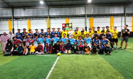 Warga Desa Kuala Lupak Kabupaten Batola terlihat ceria saat berkesempatan main futsal betsama Gubernur Kalimantan Selatan H Sahbirin Noor, Sabtu (2/9/2023) malam.