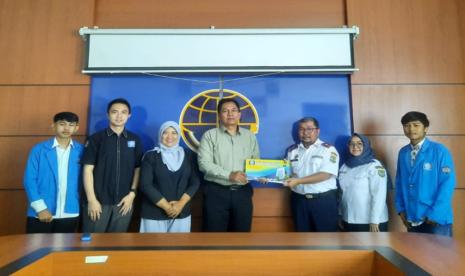 Mahasiswa Universitas BSI (Bina Sarana Informatika) Kampus Tasikmalaya menghibahkan Aplikasi E-Service Desk berbasis web.