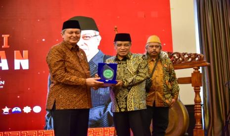 Kepala BNPT Komjen PolRycko Amelza Dahniel memberikan cinderamata ke Ketua Umum LPOI Prof KH Said Aqil Siroj. 