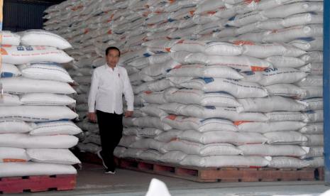 Presiden Jokowi saat meninjau persediaan beras di Gudang Badan Urusan Logistik (Bulog) Dramaga, Kabupaten Bogor, pada Senin (11/9/2023).