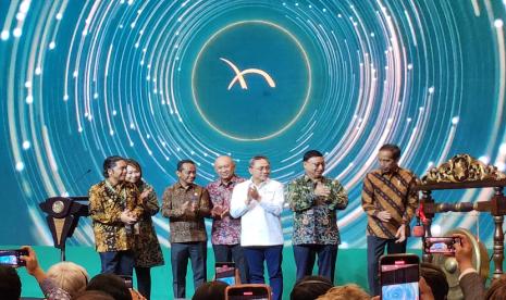 Menteri Perdagangan (Mendag) RI Zulkifli Hasan (Zulhas) mendampingi Presiden Joko Widodo dalam pembukaan IFFINA Indonesia Mebel & Design Expo 2023 di ICE BSD, Tangerang.