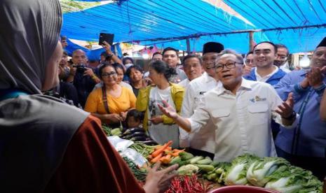 Menteri Perdagangan Zulkifli Hasan (tengah).