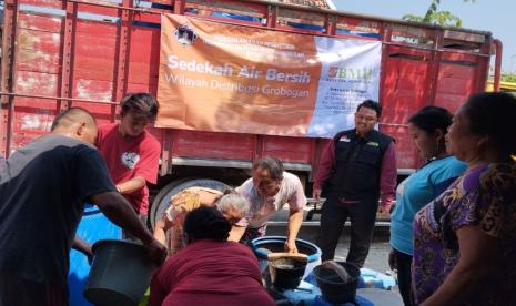 Lembaga Zakat Nasional (Laznas) BMH bekerja sama dengan Yayasan Amanah Grobogan bergerak cepat dengan menyalurkan air bersih sebanyak 10 ribu liter bagi warga terdampak.