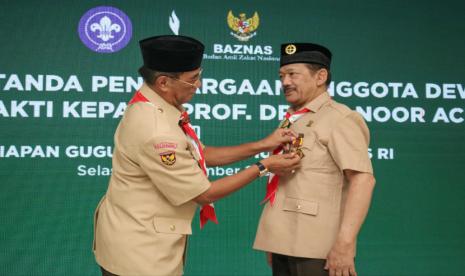  Ketua Badan Amil Zakat Nasional (Baznas) RI Prof Noor Achmad, menerima Tanda Penghargaan Orang Dewasa (TPOD) lencana Darma Bakti dari Kwartir Nasional (Kwarnas) Pramuka. 