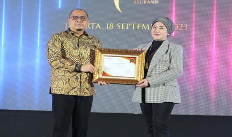 Asuransi BRI Life, kembali mencatat keberhasilan meraih penghargaan  “Best Life Insurance 2023 Kelompok Ekuitas Rp 4 Triliun ke Atas” dari Lembaga Riset Media Asuransi (LRMA) dalam ajang Insurance Award 2023.