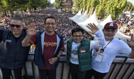 Penasihat Relawan Anies Baswedan Tamsil Linrung (kaus putih) saat bersama Anies Baswedan-Muhaimin berfoto dengan latar belakang peserta Jalan Gembira Amin di Kota Makassar, Sulawesi Selatan.