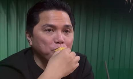 Menteri BUMN Erick Thohir sempatkan diri makan duren saat berkunjung ke Malaysia. 