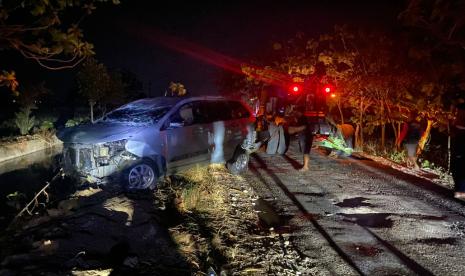 Mobil yang mengangkut rokok ilegal terperosok ke sungai saat dilakukan pengejaran oleh Bea Cukai.