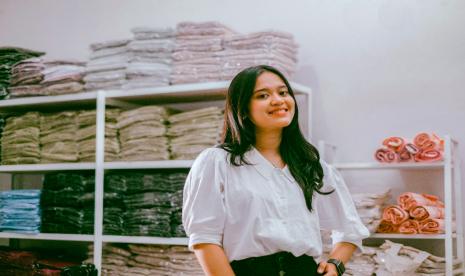 Monica Kumala, perempuan berusia 25 tahun ini sukses menapaki bisnis jalur online, dengan membuka toko Monica The Label. 