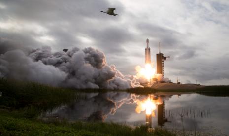 Roket SpaceX Falcon Heavy yang membawa pesawat ruang angkasa Psyche diluncurkan dari Launch Complex 39A, Jumat, 13 Oktober 2023, di Kennedy Space Center NASA di Cape Canaveral, Florida. Pesawat ruang angkasa Psyche NASA akan melakukan perjalanan ke asteroid kaya logam dengan kecepatan yang sama nama yang mengorbit Matahari antara Mars dan Jupiter untuk mempelajari komposisinya.