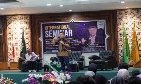 Kantor Urusan Internasional (KUI) berkolaborasi dengan Prodi Kesejahteraan Sosial Fakultas Ilmu Sosial dan Ilmu Politik Universitas Muhammadiyah Jakarta menggelar seminar internasional dengan mengundang Prof Dr Paul Duongtran dari Departement of Social Work College of Health, Human Service, and Nursing California State University sebagai pembicara. 