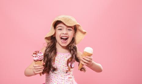 Seorang anak makan eskrim. Brain freeze dapat terjadi jika terburu-buru mengonsumsi minuman dingin.