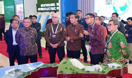 Presiden Republik Indonesia, Joko Widodo mengunjungi booth PT PLN (Persero) dalam rangkaian World Hydropower Congress (WHC) 2023 di Nusa Dua Bali pada Selasa (31/10/2023). 