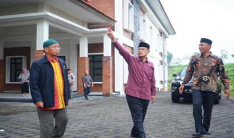 Universitas Muhammadiyah Malang (UMM) mengembangkan Pondok Pesantren Modern Abdul Malik Fadjar dengan memanfaatkan lahan di Karangploso, Kabupaten Malang.