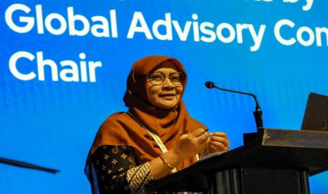 Ketua Badan Perencanaan dan Pengembangan (BPP) UNAIR sekaligus Chair for Asia Pacific Global Advisory Committee, Dr Dian Ekowati PhD, secara resmi menutup konferensi pendidikan tinggi terbesar se-Asia Pasifik QS Higher Ed Summit: Asia Pacific.