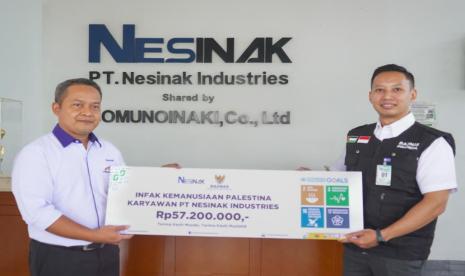 Badan Amil Zakat Nasional (Baznas) RI menerima penyaluran infak kemanusiaan Palestina dari karyawan PT Nesinak Industries sebesar Rp 57.200.000.