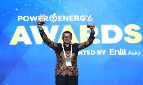 Direktur Utama PLN, Darmawan Prasodjo ketika menerima penghargaan dari ajang Power Energy Award 2023 di Tangerang, pada Selasa (14/11). Dalam kesempatannya, Darmawan mengatakan, penghargaan ini sebagai buah dari upaya transformasi PLN dalam menjawab tantangan global saat ini. PLN telah dan terus melakukan digitalisasi mulai dari pembangkit, transmisi, pengadaan hingga pelayanan pelanggan.