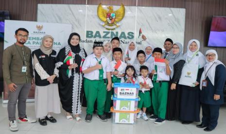 Siswa-siswi dari empat sekolah, yakni Al Azhar Syifa Budi Legenda Bekasi, At Taufiqi School Bogor, Al Azhar Syifa Budi Cibinong dan SMK Jakarta Timur 2 menyalurkan bantuan kemanusiaan Palestina melalui Badan Amil Zakat Nasional (Baznas) RI.