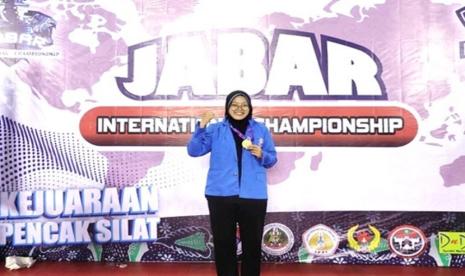  Stefani Arfrida, seorang wanita yang telah berdedikasi dalam dunia pencak silat sejak 2014 hingga saat ini.