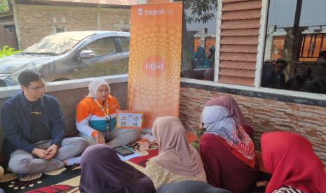 Community Officer BTPN Syariah menggelar kumpulan atau pertemuan rutin sentra di Maros, Sulawesi Selatan, Selasa (14/11/2023). 