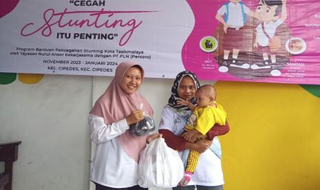 PLN melalui program Tanggung Jawab Sosial dan Lingkungan memberikan nutrisi tambahan untuk mencegah stunting pada anak di Tasikmalaya.