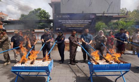 Di Badung, Bali Kantor Wilayah (Kanwil) Bea Cukai Bali, NTB, dan NTT (Bali Nusra) dan Bea Cukai Denpasar laksanakan seremoni pemusnahan di Aula Bea Cukai Denpasar, pada 23 November 2023.