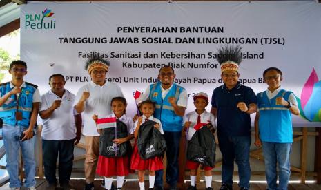 Penyerahan bantuan alat-alat sekolah kepada siswa siswi SD Inpres Bridge 2. Keterangan foto: Deputi Bidang Sumber Daya Manusia, Teknologi dan Informasi Kementerian BUMN, Tedi Bharata (kedua dari kanan), Direktur Distribusi PLN, Adi Priyanto (kanan), Asisten Deputi Bidang Tanggung Jawab Sosial dan Lingkungan Kementerian BUMN, Edi Eko Cahyono (ketiga dari kiri), General Manager PLN UIW Papua dan Papua Barat, Budiono (keempat dari kanan), Manager PLN UP3 Biak, Hery Supriadi (kiri), dan Ketua Kelompok Sadar Wisata Sapomi, Daniel Yarangga (kedua dari kiri).