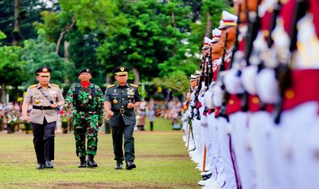 Kapolri Jenderal Listyo Sigit Prabowo dan Panglima TNI Jenderal Agus Subiyanto menghadiri kegiatan Wisuda Prabhatar Akademi TNI dan Akademi Kepolisian di Lapangan Sapta Marga Akmil, Magelang, Jawa Tengah, Selasa (28/11/2023). 